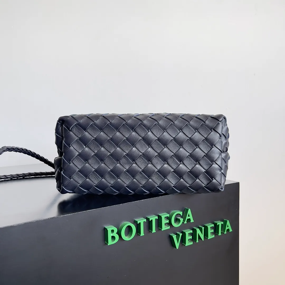 The 2023 new Andiamo batch of 1860 BV has been shipped‼ ️Really popular🔥The new Andiamo woven handbag launched by Bottega Veneta this season is really popular all over the world! ! Celebrities at home and abroad have worn it, and Oscar-winning actress Michelle Yeoh has taken it out on the street. Song Jia, Trai Yara, Yu Feihong, Sanji Ayaka, Rosie Hunting-Whiteley, Yoshioka Riho, etc. have all picked up this bag. It is classic and versatile, showing off its temperament, and the bag capacity is also large, which is very convenient for daily commuting! ! A variety of carrying methods, the shoulder straps can be adjusted by yourself, the original lambskin feels soft and delicate, and the neutral style is made to break gender boundaries and bring a more practical and longer-lasting use experience. Andiamo, which has both elegant and casual styles, perfectly interprets the true appearance of "fashionable old money style". Style number: 743568 Size: 25*22*10.5cm